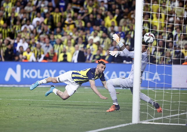 那一刻球场仿佛凝固，所有努力在吉迪的绝杀中化为泡影。公牛队三分热得发烫如同训练空篮，这种异常命中率堪称取胜关键.